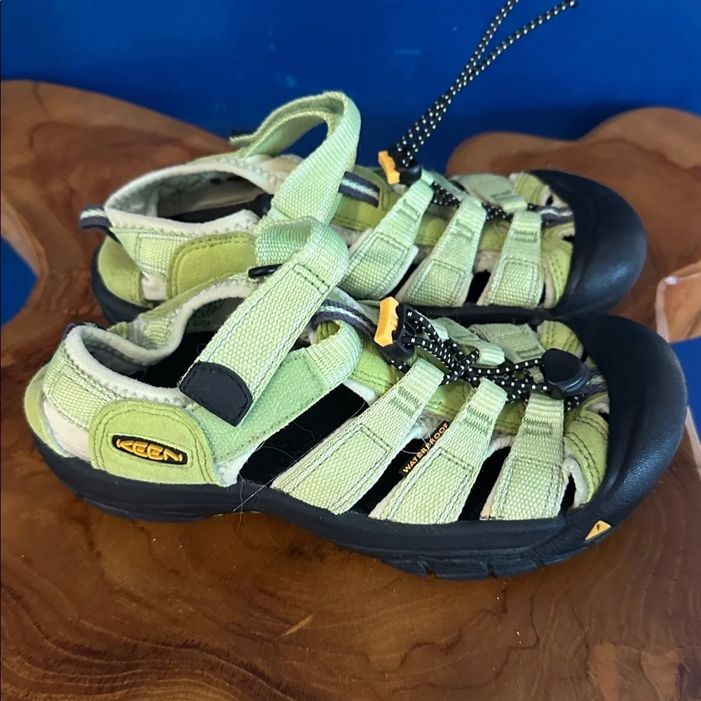 Youth Keen Newport New H2 Green Waterproof Hiking Sandals Size 3 EU 35